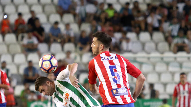 Rodri pugna con Alcalá (Girona) en la última jornada liguera.