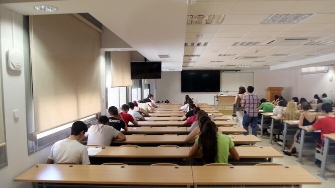 Alumnos realizan la prueba de Selectividad en una clase de la Facultad de Medicina.