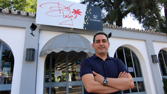 Javier Chavero, gerente del Bar Playa, frente a la fachada del establecimiento./ BARRIONUEVO