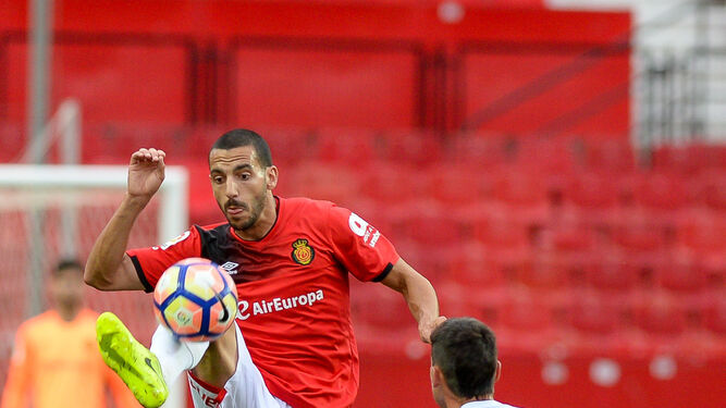 Álex Vallejo controla ante la presencia de Fede San Emeterio en el duelo que disputó el Mallorca en el Sánchez Pizjuán ante el filial sevillista.