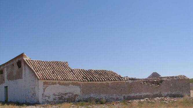 Torre del Moro, con los tejados parcialmente hundidos.
