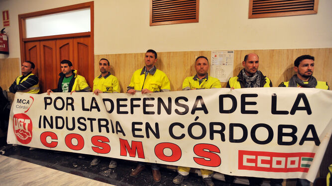 Protesta de trabajadores de Cosmos en uno de los plenos del Ayuntamiento de Córdoba.