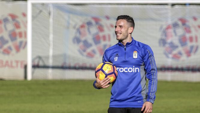 Fernández sonríe durante un entrenamiento de la pasada temporada con el Oviedo.