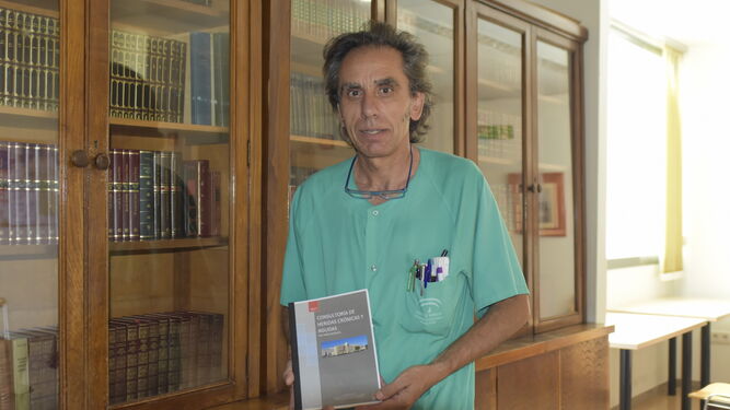 El enfermero del Hospital Reina Sofía Lorenzo Pérez, autor del informe