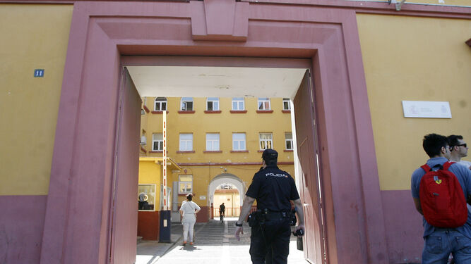 Puerta de la Comisaría de Policía Nacional de Campo Madre de Dios.