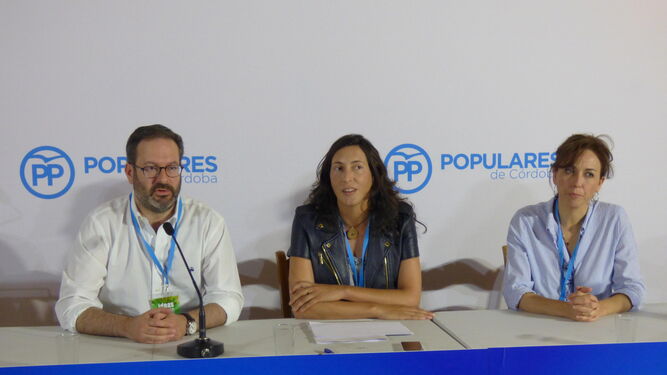 Adolfo Molina, Loles López y María Luisa Ceballos, ayer en la Escuela de Verano del PP.