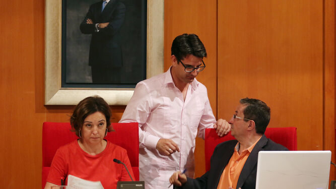 Pedro García habla con el secretario, Valeriano Lavela, en presencia de la alcaldesa.