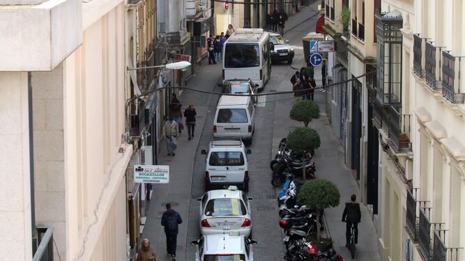 Vehículos por la calle Alfonso XIII.