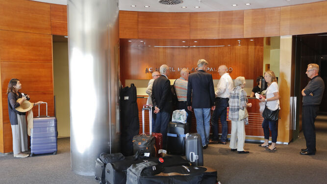 Un grupo de turistas, en la recepción del hotel AC Málaga Palacio.