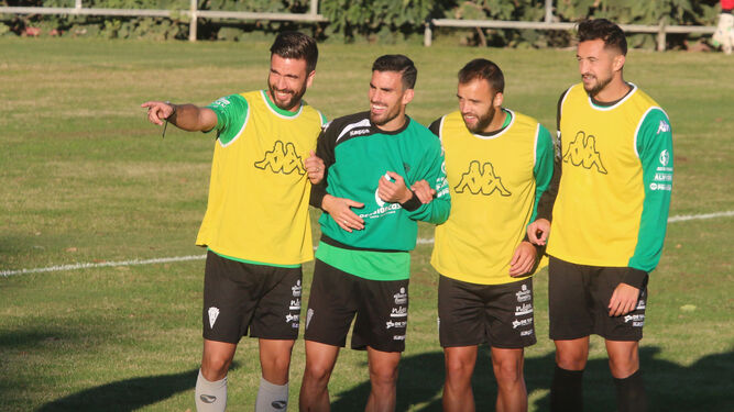 Domingo Cisma y Héctor Rodas escoltan a Alejandro Alfaro y Edu Ramos durante una sesión de entrenamiento de la pasada temporada.