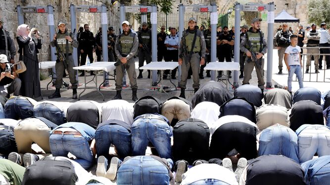Palestinos rezaban ayer frente a los detectores de metales instalados por Israel en la entrada a la Ciudad Vieja.