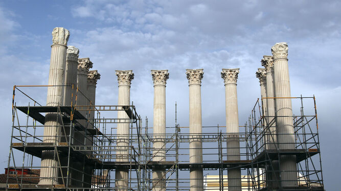 Columnas recién restauradas del Templo Romano.