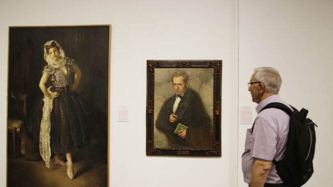 Un hombre observa una exposición de pintura en el Museo de Bellas Artes de Córdoba.
