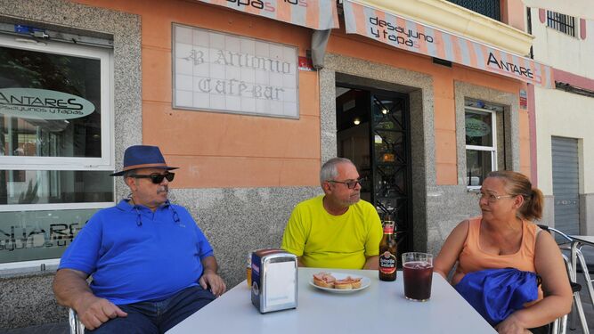 Unos clientes toman un refresco en la terraza de la Cafetería Antares. / JOSÉ MARTÍNEZ