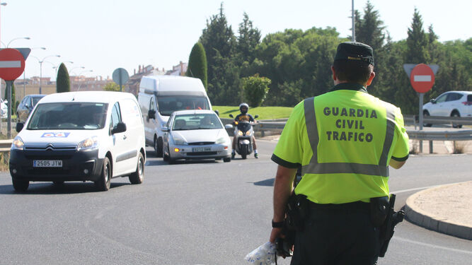 Un guardia civil, durante un control de tráfico.