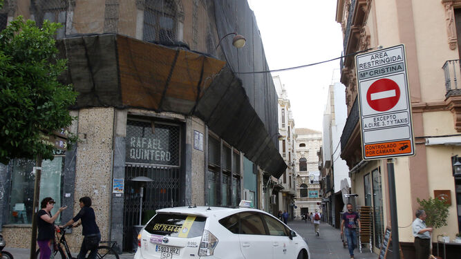 Un taxi accede por la calle María Cristina.