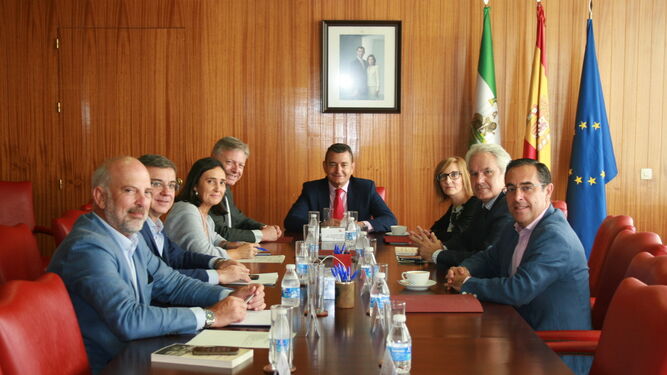 Antonio Sanz, en el centro, ayer con los subdelegados del Gobierno de Andalucía.
