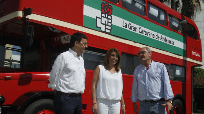 Mario Jiménez, Susana Díaz y Juan Cornejo posan ayer junto al autobús empleado en la primera campaña electoral de Felipe González, en la exposición conmemorativa del 40 aniversario del PSOE-A.