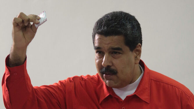 Maduro enseña su papeleta antes de depositarla