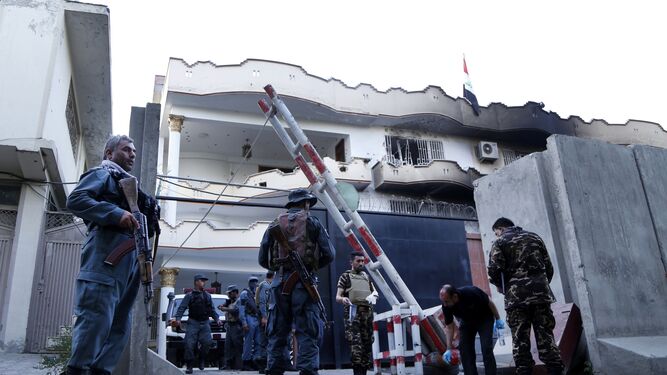 Las fuerzas de seguridad afganas aseguran la Embajada de Iraq tras el ataque del Estado Islámico en Kabul.