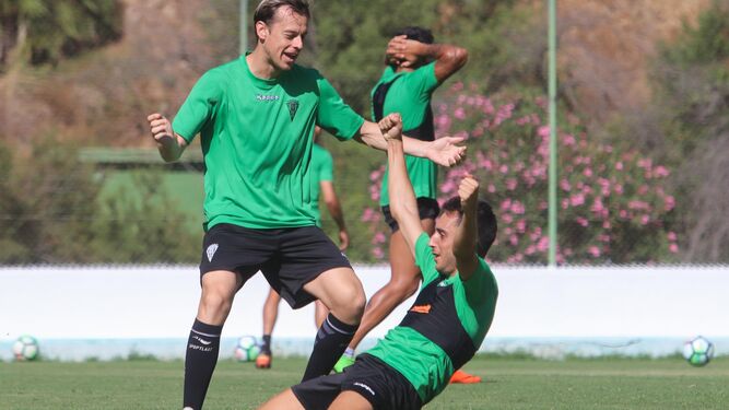 Sergio Aguza celebra con Javi Lara un gol en la sesión de ayer.