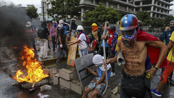 Opositores en la manifestación contra la Asamblea Nacional Constituyente que discurrió por las calles de Caracas el viernes pasado.