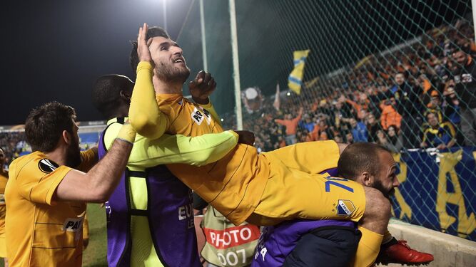 Giannis Gianniotas es aupado por sus compañeros en la celebración de un gol el curso pasado.