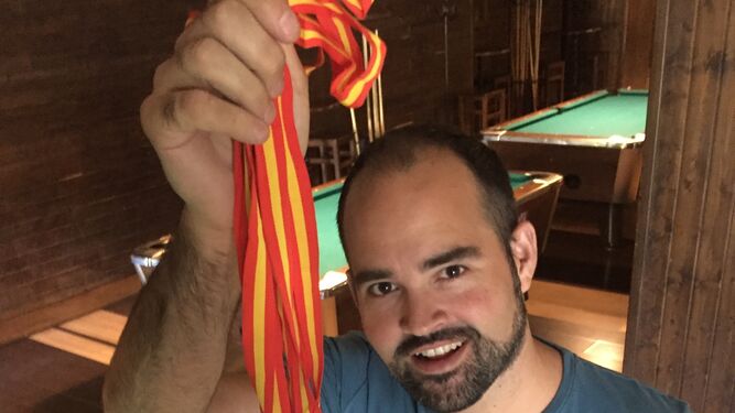 Tomás Sánchez posa con sus cuatro medallas nacionales en las mesas de la sala Mingot.