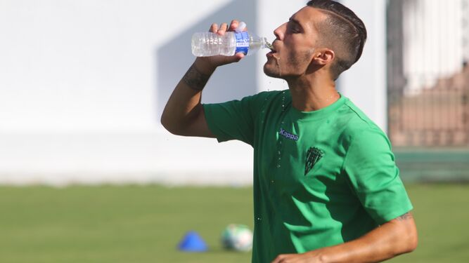 Sergi Guardiola se refresca durante un entrenamiento.