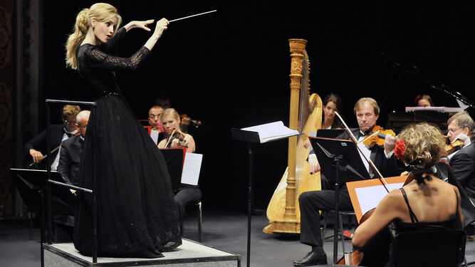 Inma Shara, con la Orquesta Sinfónica Nacional Checa.