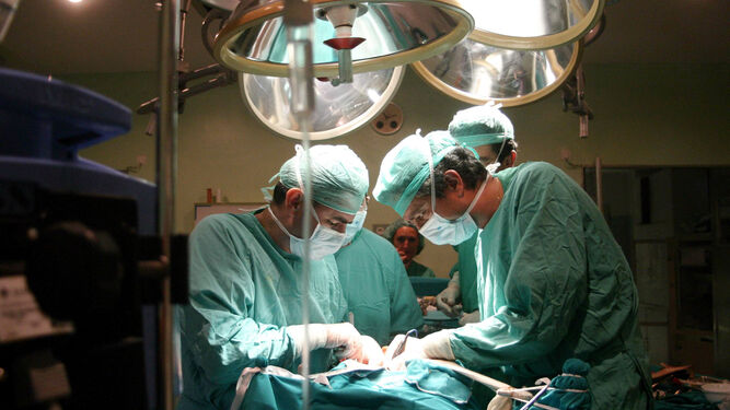 Sanitarios del Reina Sofía, durante una operación.