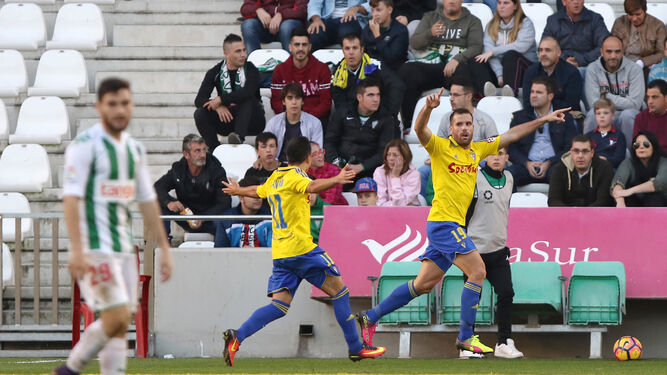 Ortuño celebra uno de los goles del Cádiz en la cita del curso pasado.