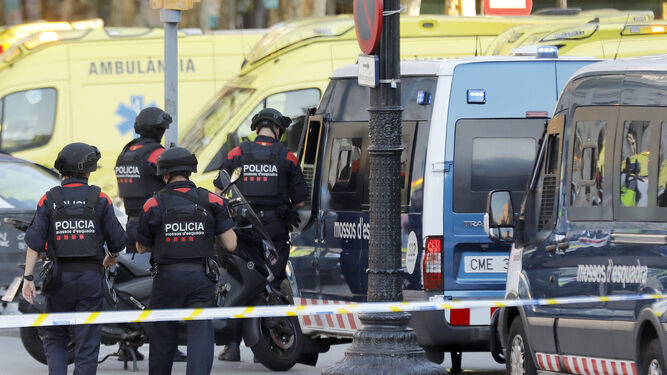 Policías en la zona del atentado en Barcelona.