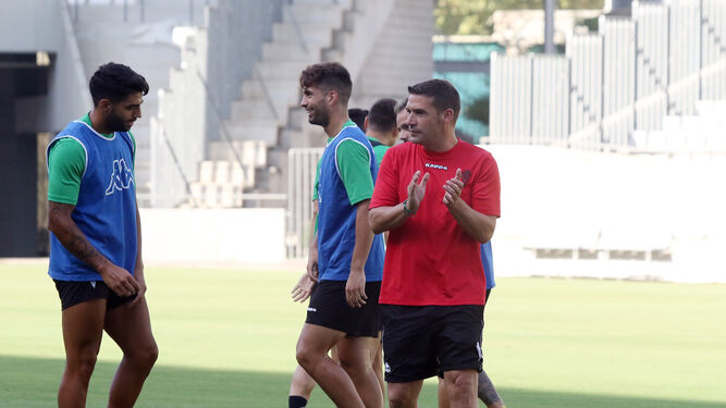 Luis Carrión, junto a Jona y Josema, aplaude a sus jugadores en el entrenamiento de ayer en el estadio.