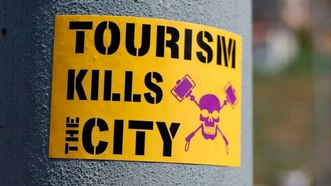 Cartel colocado en algunos puntos de Cataluña y Baleares donde puede leerse 'El turismo mata la ciudad'.
