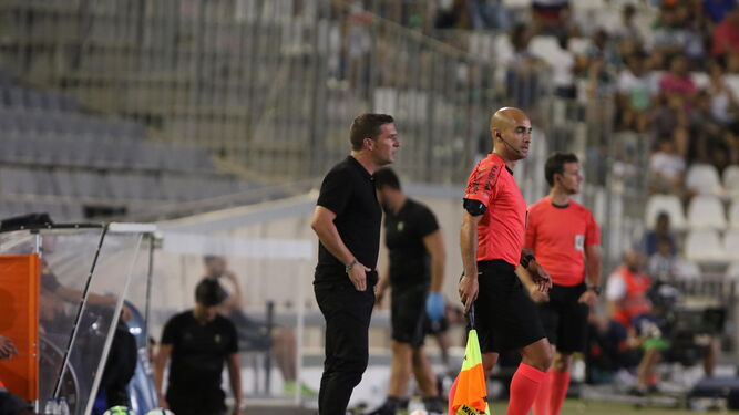 Luis Carrión gesticula durante un lance del encuentro que midió ayer a su equipo con el Cádiz.