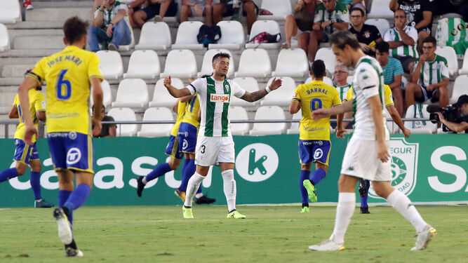 Los jugadores del Cádiz celebran el 0-2 de Álvaro García ante la desolación de Pinillos y Javi Lara.