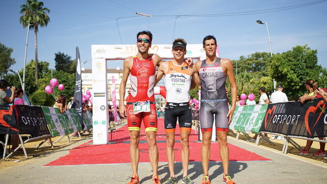 El ganador Camilo Puertas posa con Samer Ali-Saad, segundo, y Alejandro Cañas, tercero.