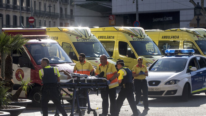 Siete de los 46 heridos que siguen hospitalizados están críticosTraslado de uno de los afectados por el atentado de las Ramblas de Barcelona
