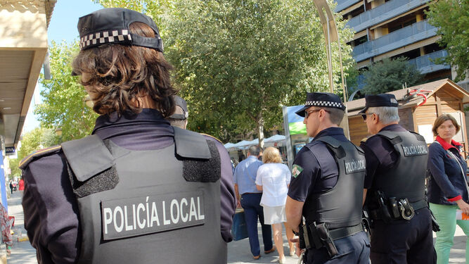 Agentes de la Policía Local de Córdoba de patrulla por el centro de la ciudad.