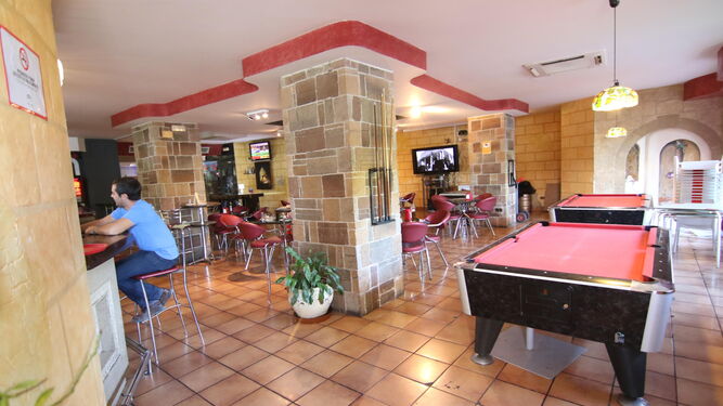 Imagen del interior de la Cafetería La Cábala, con un amplio salón.