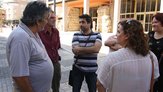 El ya dimitido edil de Servicios Sociales, Rafael del Castillo, conversa con varias personas a las puertas del Ayuntamiento.
