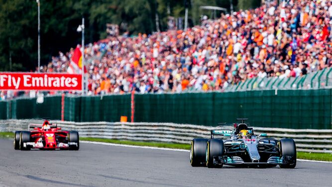El Mercedes de Lewis Hamilton lidera el Gran Premio de Bélgica con el Ferrari de Sebastian Vettel tras él.