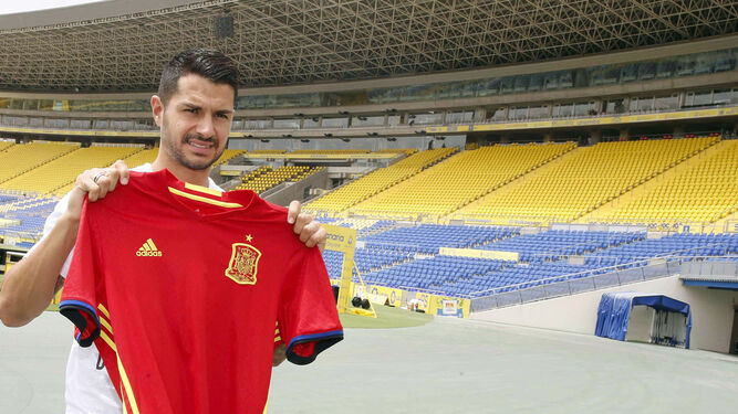 Vitolo posaba hace unos días con la camiseta de la selección en el estadio de Gran Canaria.
