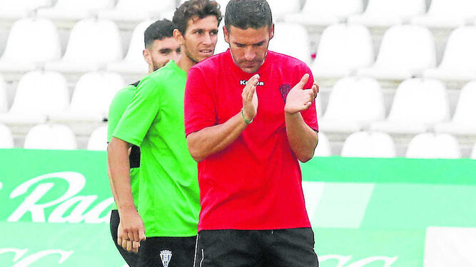 Luis Carrión aplaude ante Javi Galán y Víctor Mena, durante un entrenamiento en El Arcángel.