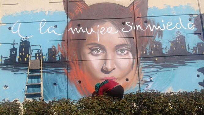 Grafiti que recuerda a la rapera y poeta cordobesa Gata Cattana en las calles de Granada.