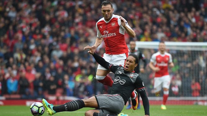 Lucas Pérez pelea con Van Dijk en un Arsenal-Southampton.