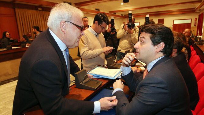 Emilio Aumente habla con el portavoz del PP, José María Bellido, en presencia de Pedro García.