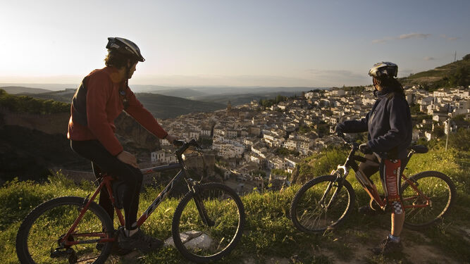 La bicicleta de montaña permite recorrer la Sierra de Segura apreciando monumentos naturales.