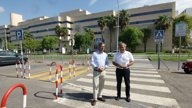 Salvador Fuentes posa en el complejo sanitario junto al parlamentario del PP Miguel Ángel Torrico.